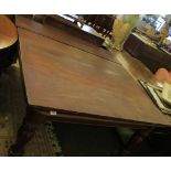 Early Victorian mahogany extending dining table with three extension leaves, raised on fluted legs