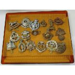 Mixed lot: 17 various British military cap badges, various dates and makers (17)