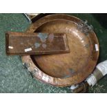 Mixed lot: large round copper double handled pan and further rectangular copper tray (2)