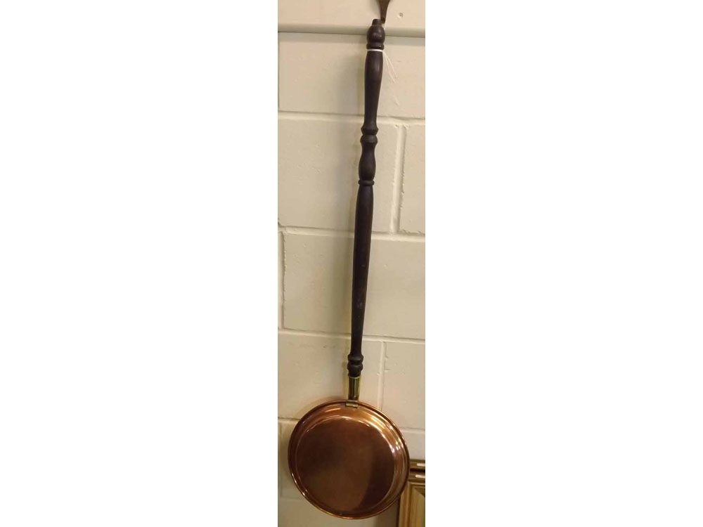 Copper warming pan with ebonised handle, 41" long