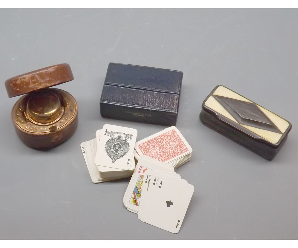 Vintage travelling inkwell, set of miniature playing cards in case and a small horn snuff box (3)