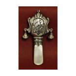 George V silver and mother of pearl child’s rattle, the plain polished handle to an embossed body