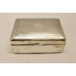 George V table cigarette box, of rectangular form, the hinged cover with engine-turned decoration