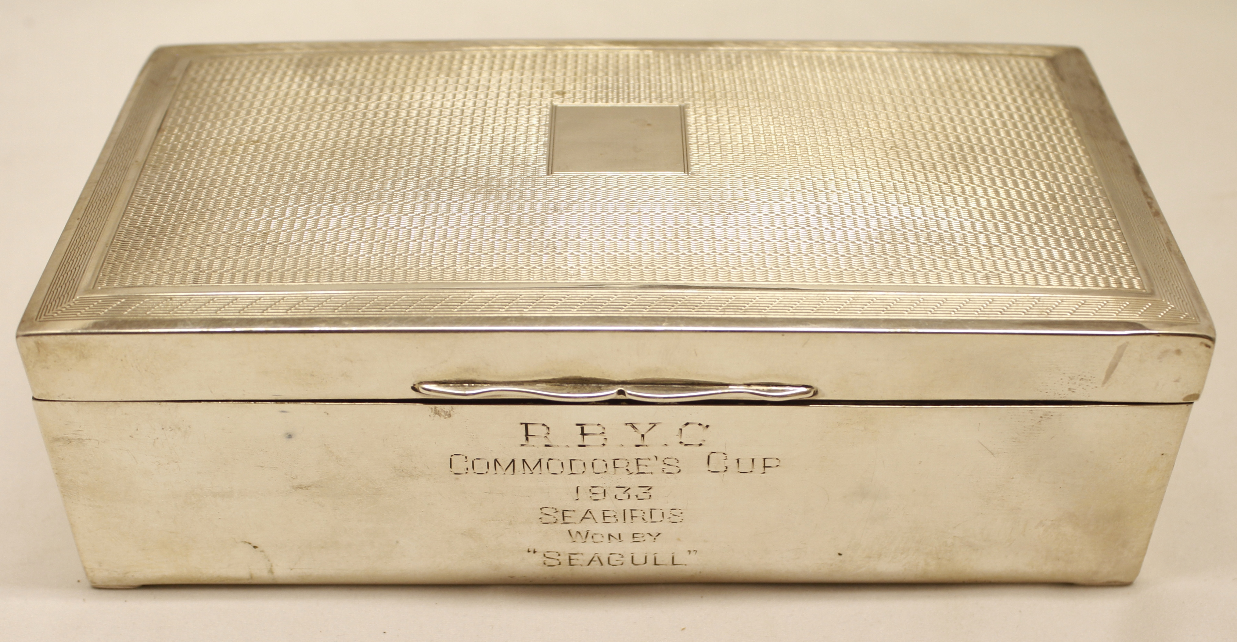 George V table cigarette box, of rectangular form, the hinged cover with engine-turned decoration