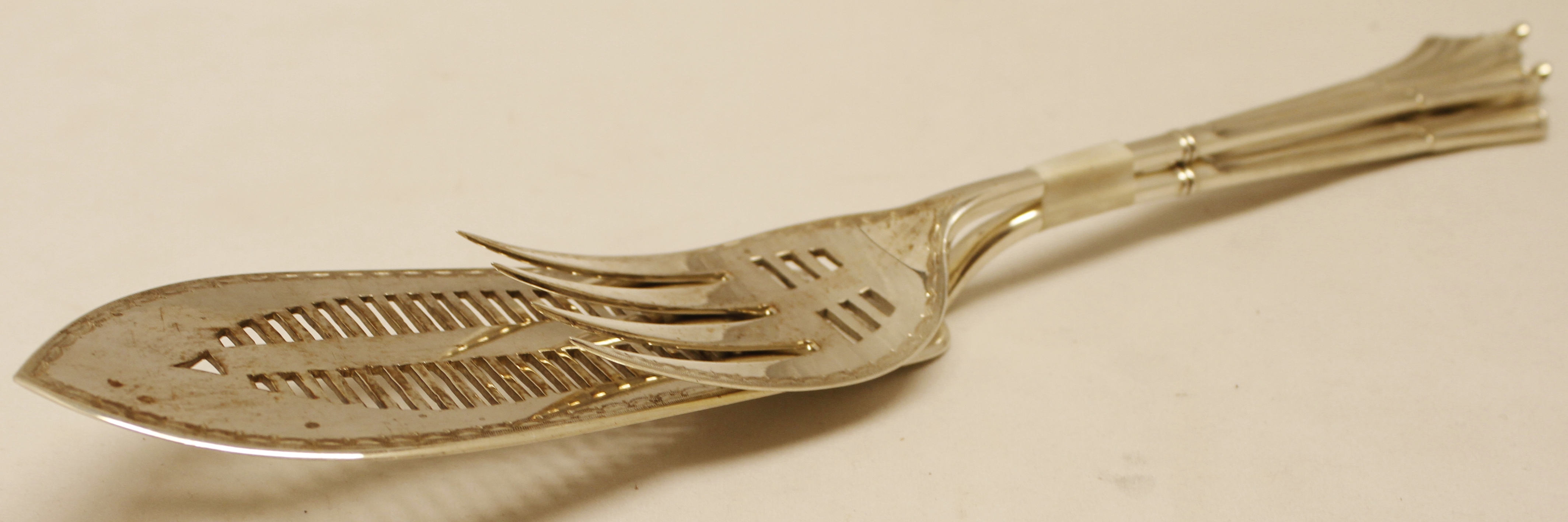 Pair of Edward VII fish servers, Albany pattern and each with pierced and engraved blade and