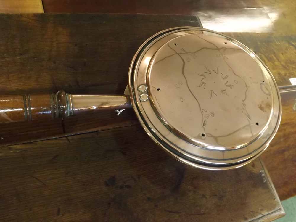 19th century copper bed warming pan with turned wooden handle - Image 2 of 2