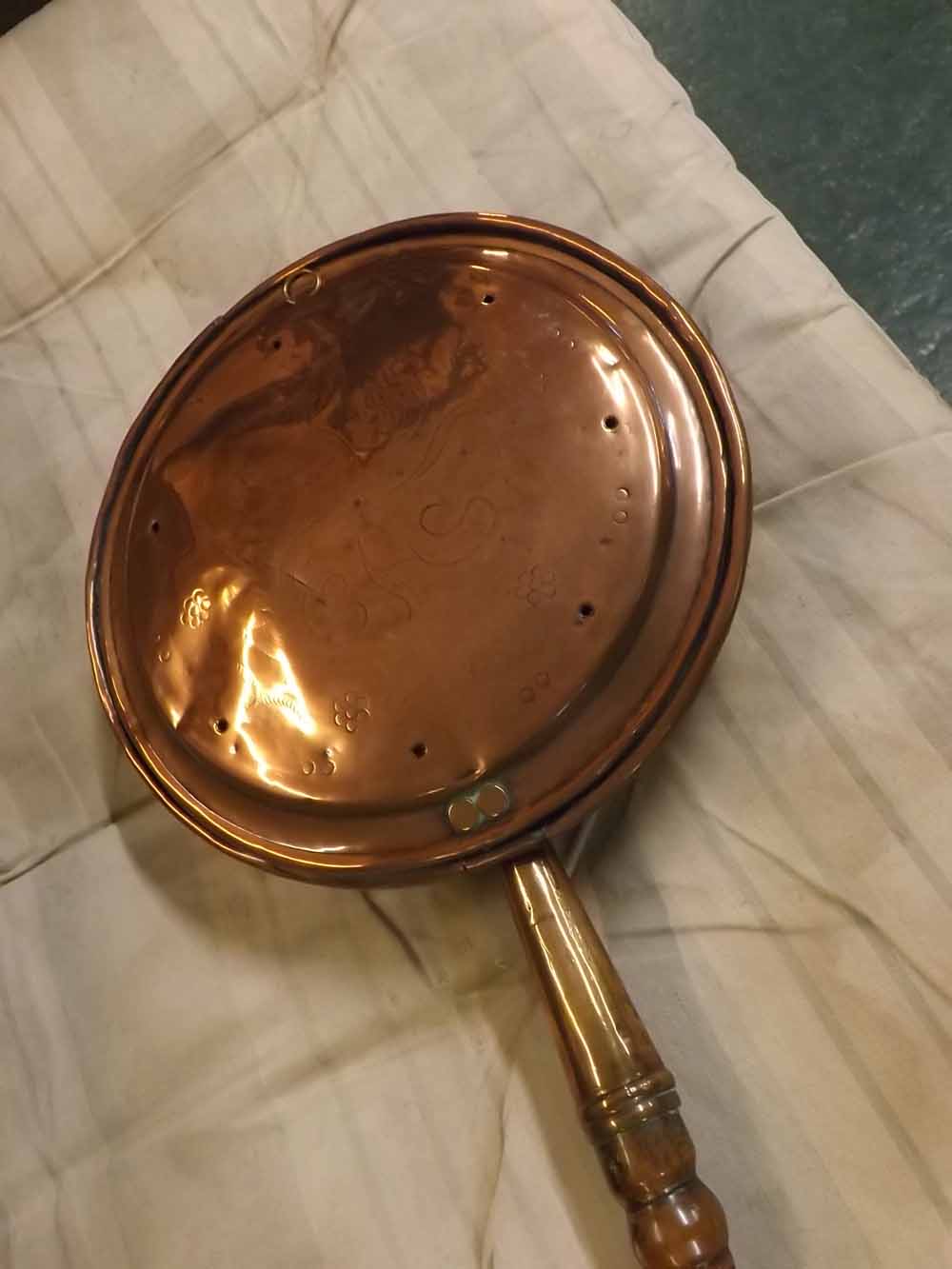 Victorian copper bed-warming pan, on turned wooden handle - Image 2 of 2
