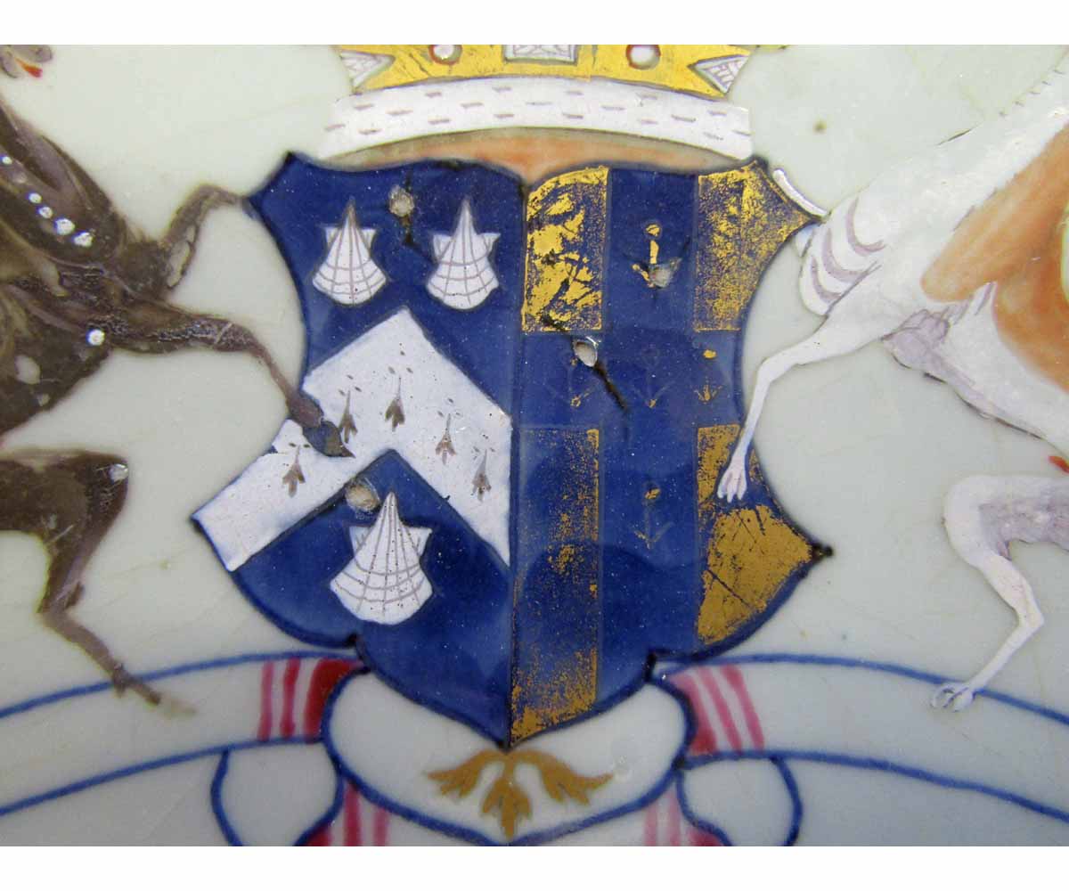 Early 18th century Chinese export porcelain armorial plate of hexagonal shape, the dished centre - Image 4 of 4