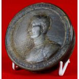 18th Century circular horn snuff box, the lid impressed with a cameo portrait of William Wallace and