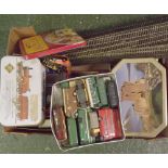 Model Railway interest, mixed Lot: various model railway rolling stock to include range of Devizes