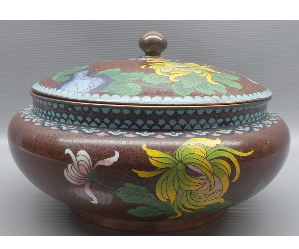 20th century covered cloisonn bowl of circular form decorated with sprays of flowers, 9" diameter