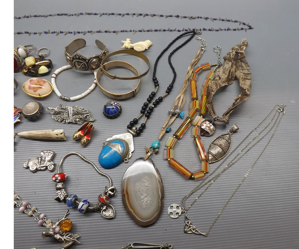 Large mixed lot of costume jewellery: bangles, bracelets, pendants, chains etc - Image 4 of 4