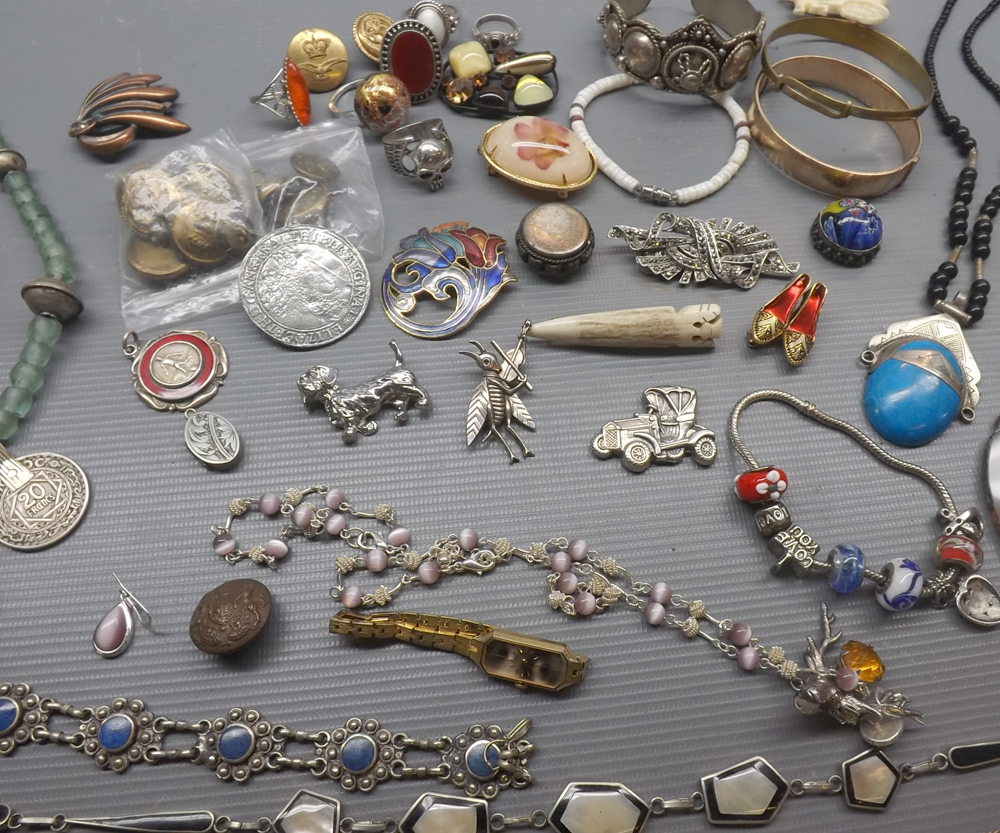 Large mixed lot of costume jewellery: bangles, bracelets, pendants, chains etc - Image 2 of 4