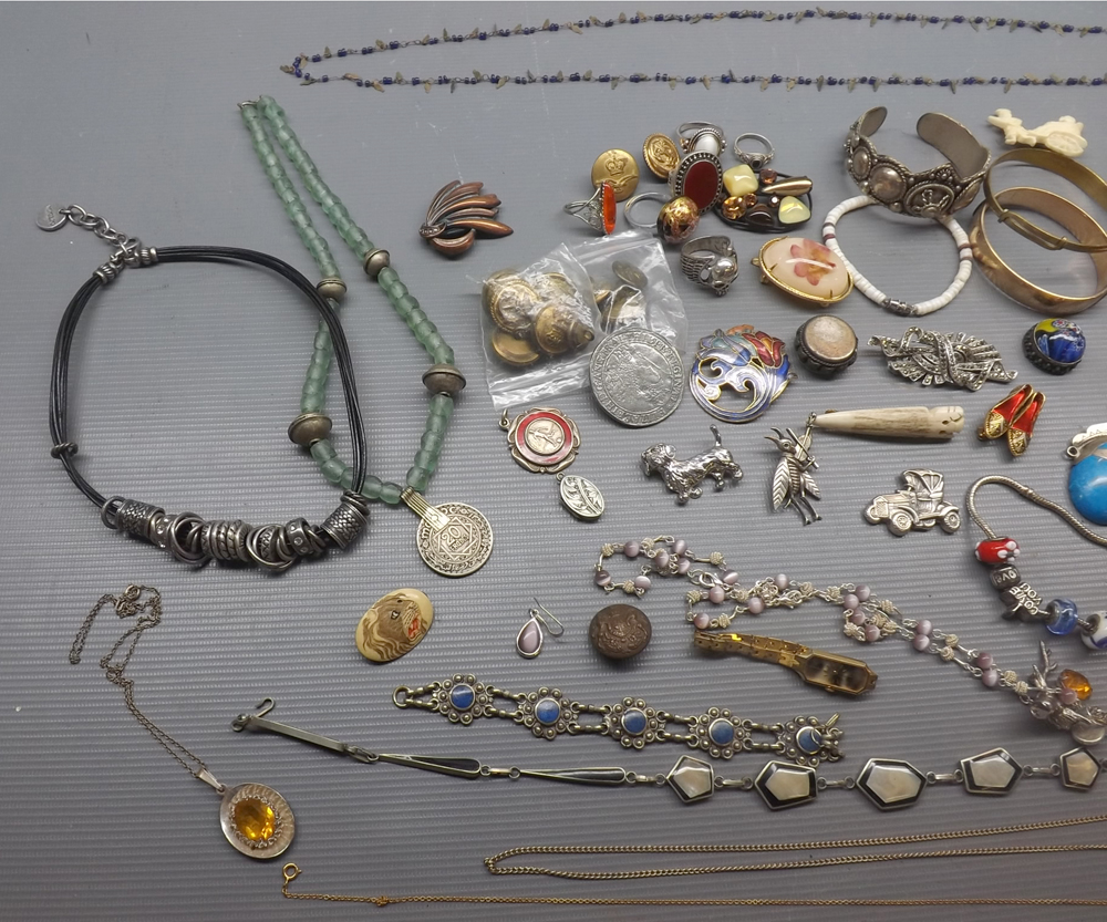 Large mixed lot of costume jewellery: bangles, bracelets, pendants, chains etc - Image 3 of 4