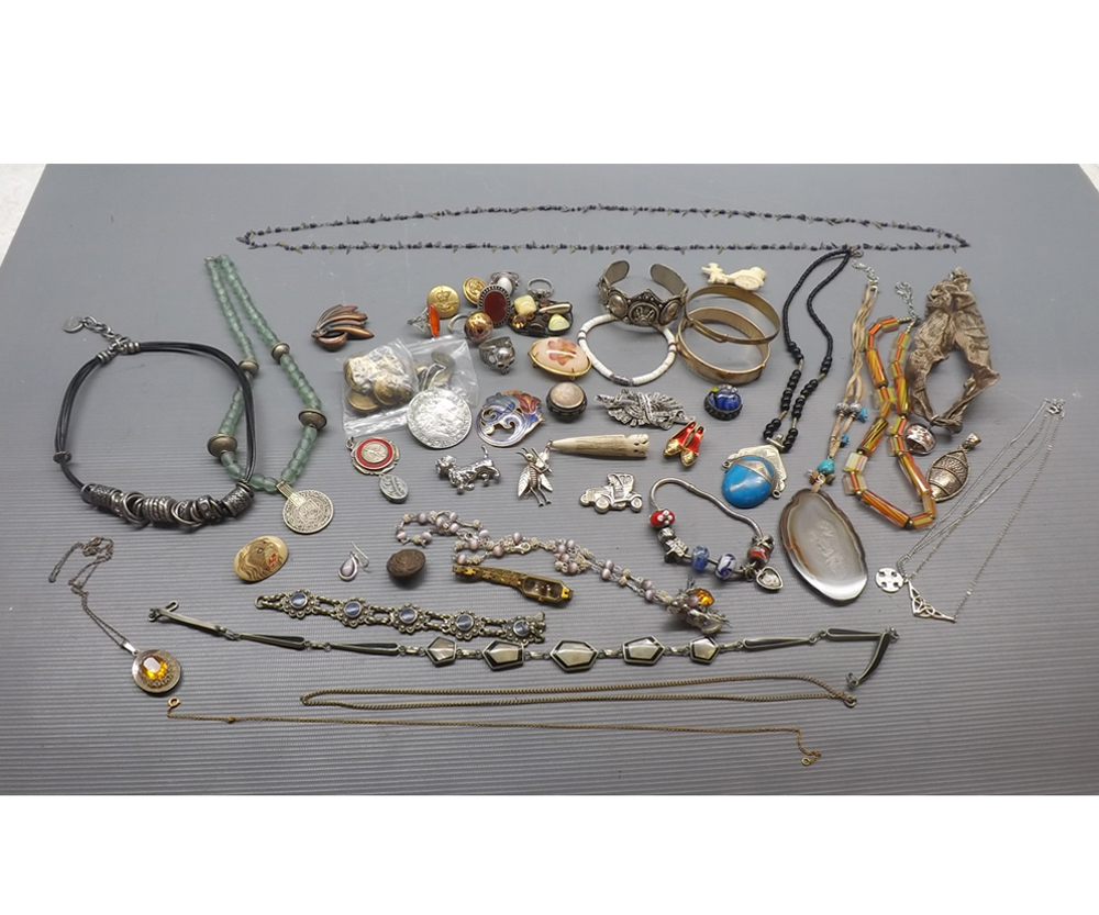 Large mixed lot of costume jewellery: bangles, bracelets, pendants, chains etc