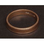 Modern 9ct gold wedding ring, 2.5gms in weight, finger size O/P
