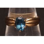 Modern 9ct gold and topaz dress ring, finger size O, gross weight 3 gms