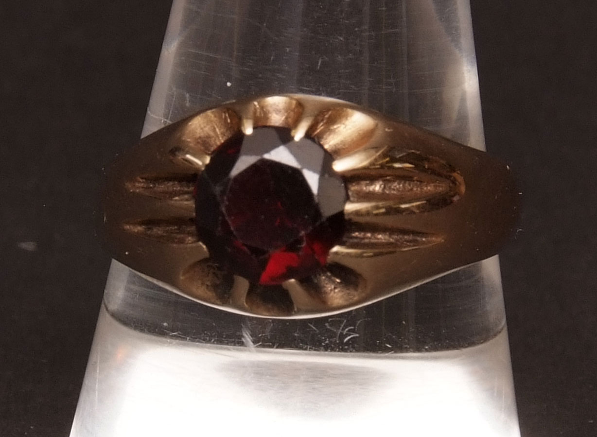 Gents 9ct gold ring, set with a circular dark red cut stone, hallmarked for Birmingham 1970,