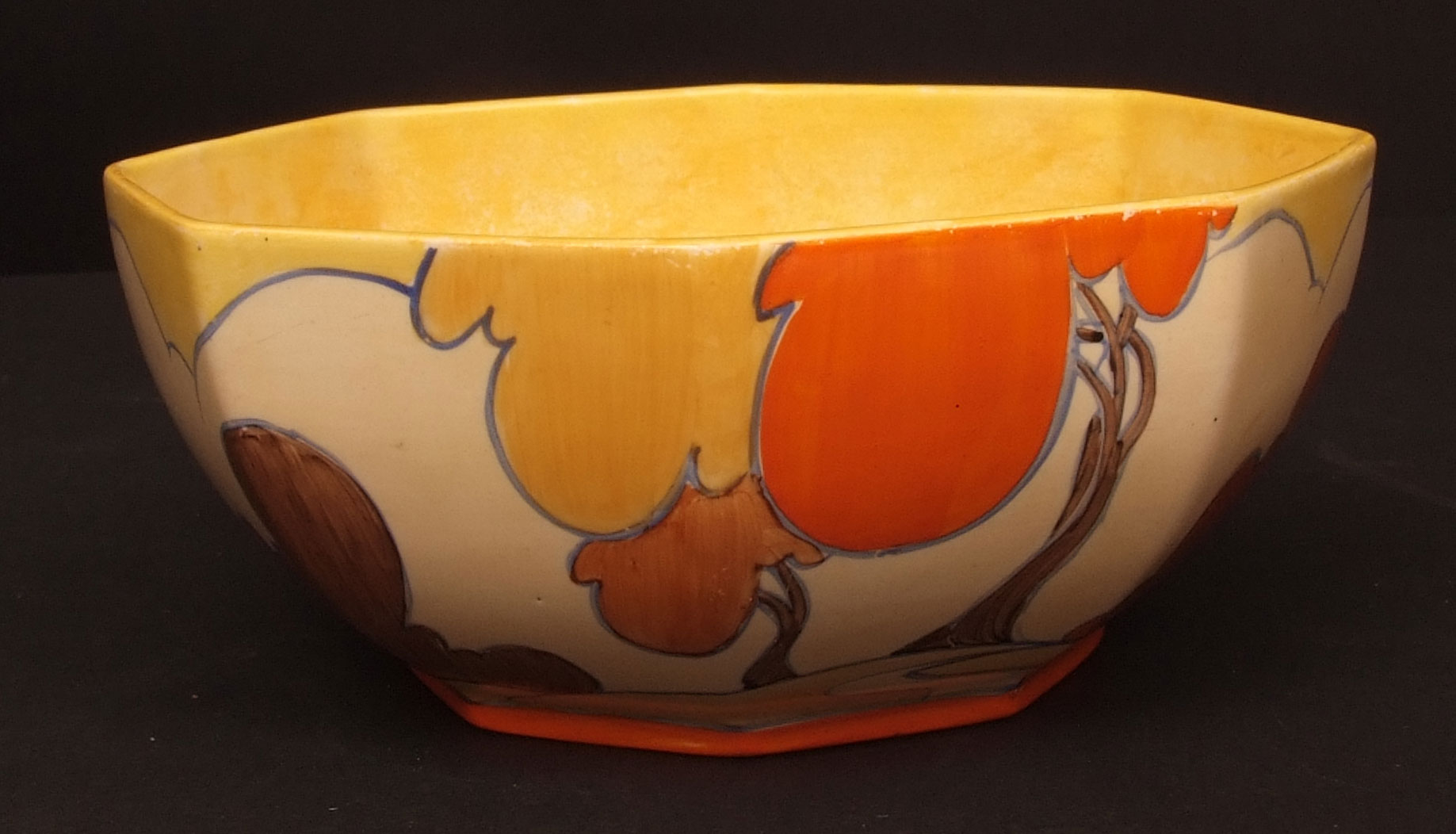 Clarice Cliff octagonal bowl, decorated with the "Balloon Trees" pattern, 7" wide - Image 4 of 6