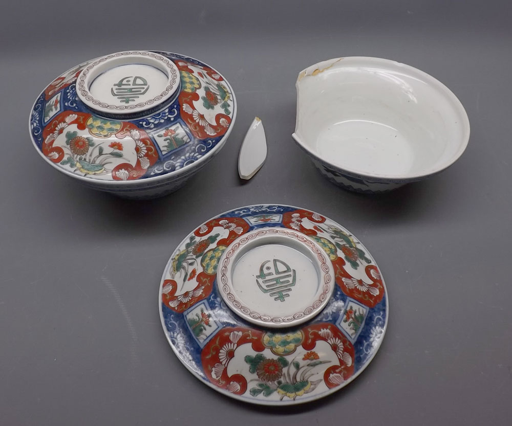 Pair of late 19th or early 20th century Chinese covered circular bowls, (one A/F)