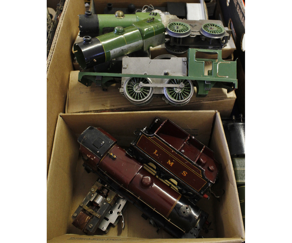 Various 'O' gauge locomotive bodies and tenders (some with motors), for repair/restoration