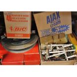 Large mixed lot comprising 'O' gauge turntables, mixed accessories to include signals, lighting,