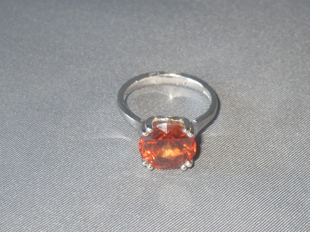 18ct white gold orange zircon ring, size M - Image 2 of 3