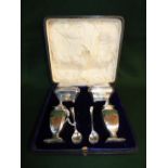 Hallmarked silver salts with 2 plated spoons and 2 silver peppers, cased (MIXED HALLMARKS) 5 ozt