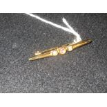 Gold coloured metal bar brooch 3.8 g