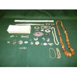 Qty of mixed costume jewellery necklaces, brooches, earrings, and beads