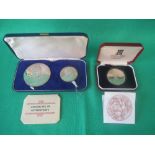 Sterling silver Sir Winston Churchill commemorative set of two medallions and silver one crown 5ozt