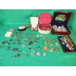 Quantity of mixed costume jewellery