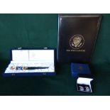 Pair Department of Defence United States of America cufflinks. The White House note pad, letter open