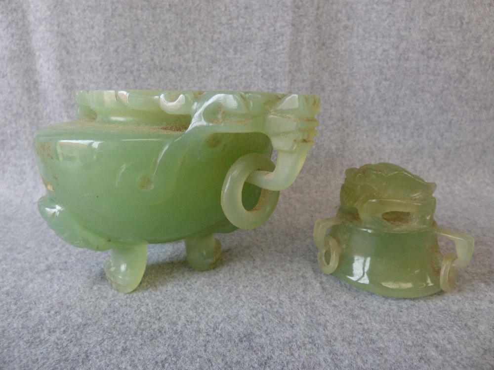 Green jadeite Koro with ring handles, the cover with frog finial - Image 3 of 5