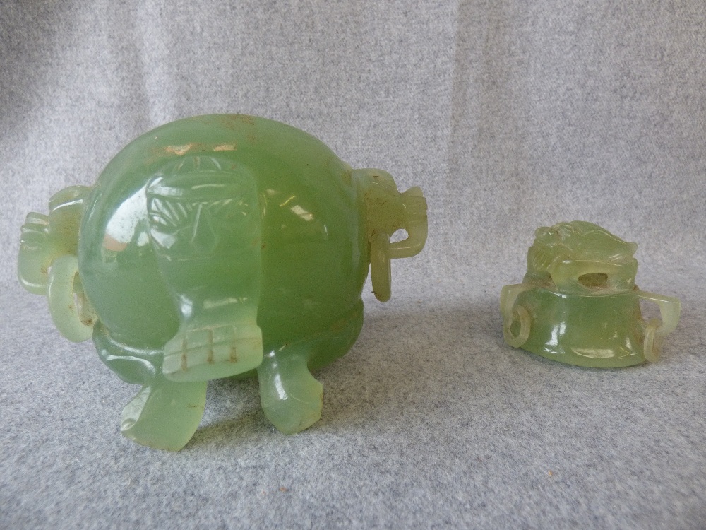 Green jadeite Koro with ring handles, the cover with frog finial - Image 4 of 5