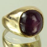 Man's Cabachon Star Ruby 14 Karat Yellow Gold Ring. Very Good Condition, with nice Saturated Red