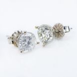 Approx. 1.68 Carat Round Brilliant Cut Diamond and 14 Karat White Gold Ear Studs. Diamonds SI2-SI3