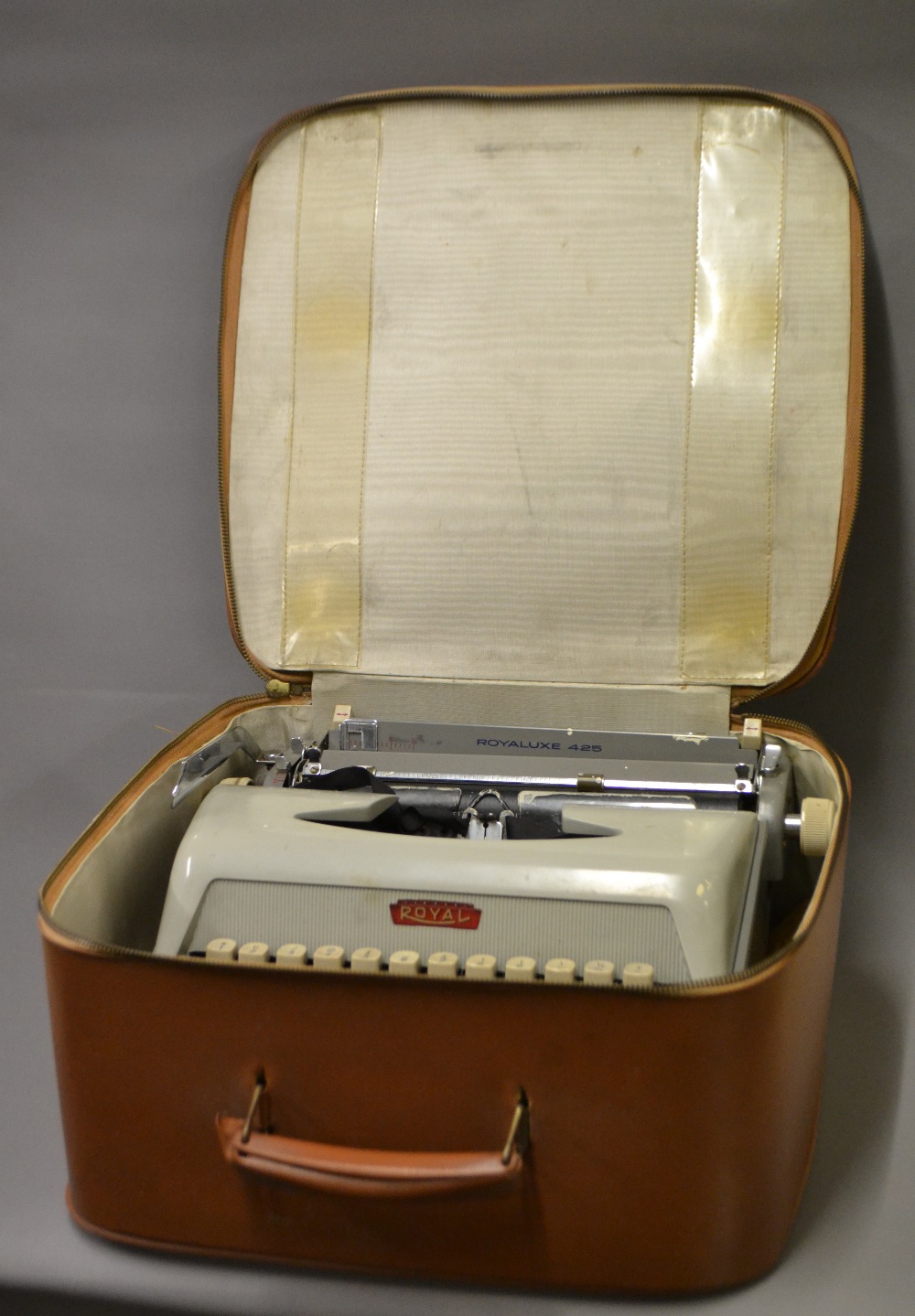 A cased Royaluxe 425 typewriter