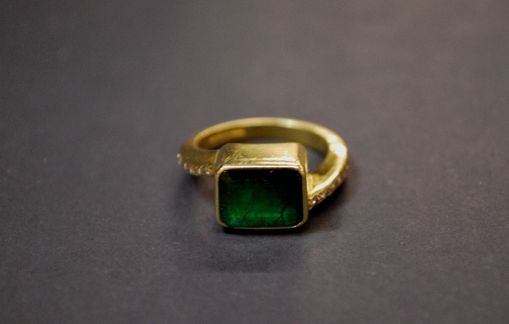 An 18ct yellow gold ladies dress ring with a large emerald and diamond shoulders. Marked . - Image 2 of 2