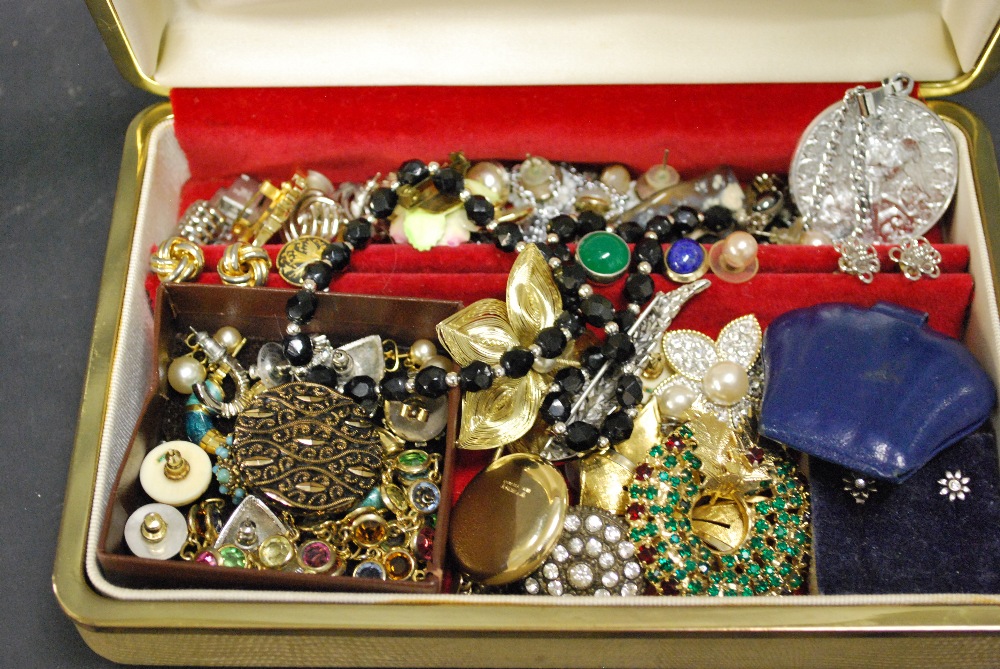 Quantity of costume jewellery.