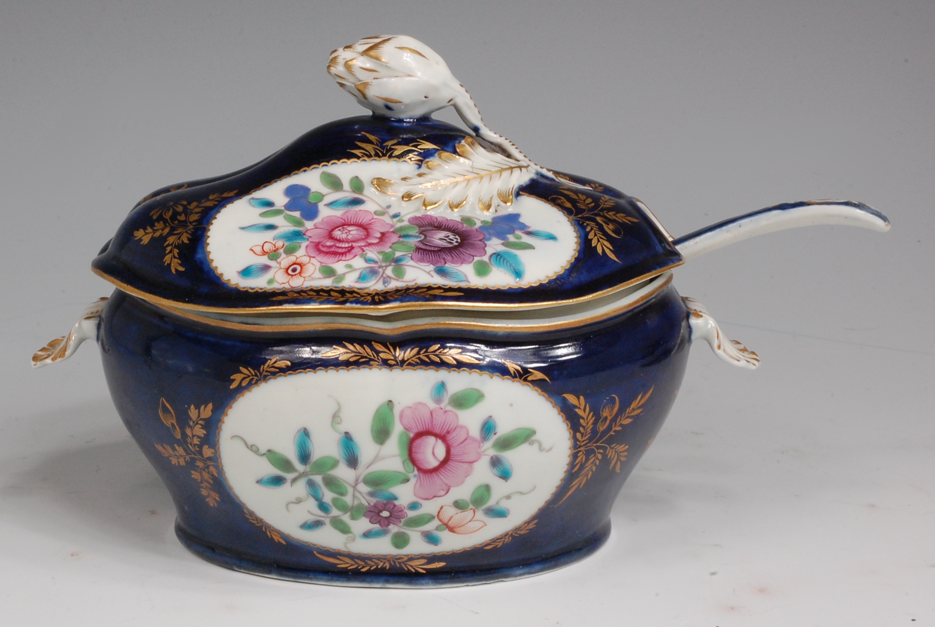 A first period Worcester sauce tureen and cover, with ladle, the cover with artichoke knop, - Image 4 of 5