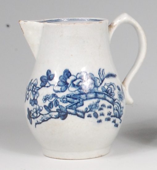 An 18th century Lowestoft porcelain sparrowbeak cream jug,