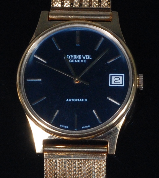 A gents Raymond Weil of Geneve gilt metal cased dress watch, having signed blue dial, baton markers,