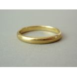 A 22ct yellow gold wedding band, 4.3g