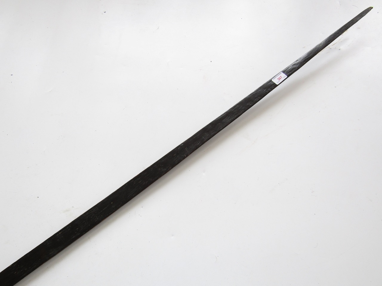 An antique ethnic palm wood long bow, 193 cm - Image 2 of 3