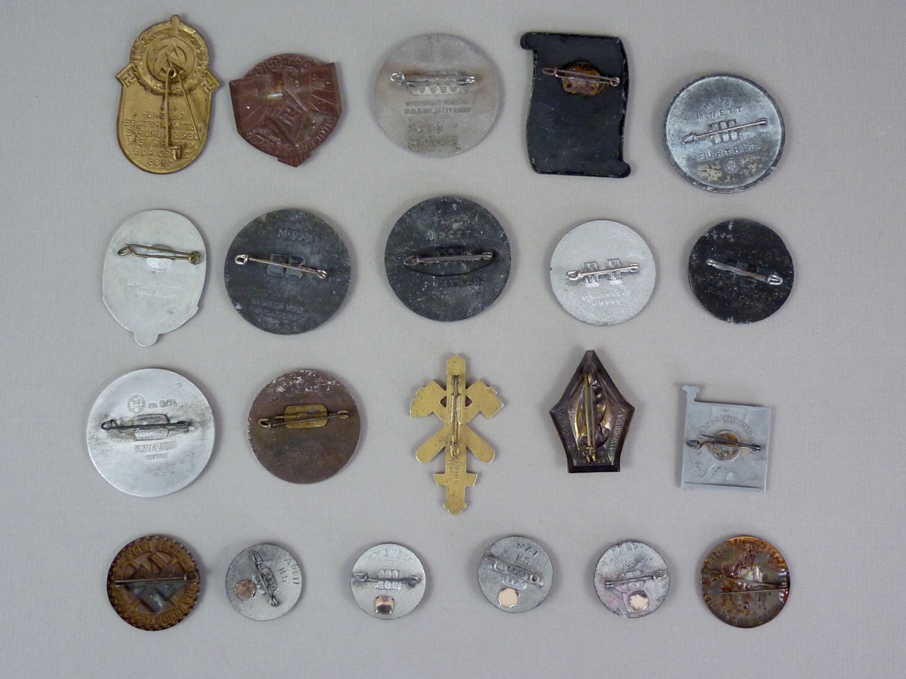 A quantity of German Third Reich day badges - Image 2 of 2