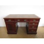 A Victorian mahogany kneehole desk, 58 x 122 x 73 cm high