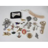 Sundry vintage costume jewellery, including a faux pearl bow-tie brooch etc.