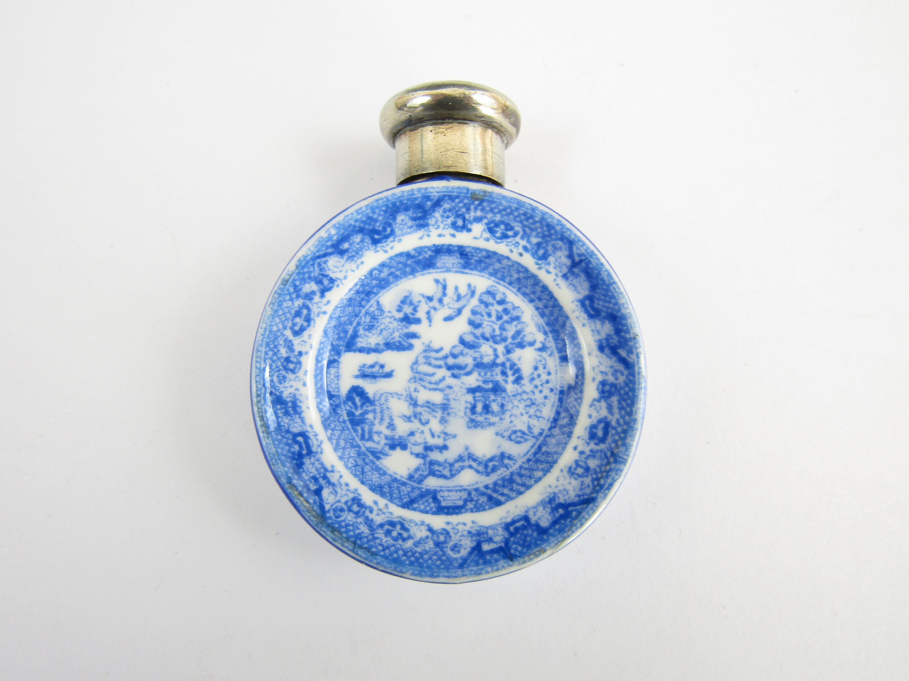 A silver mounted Samson Mordan blue and white transfer-printed earthenware scent bottle (a/f)