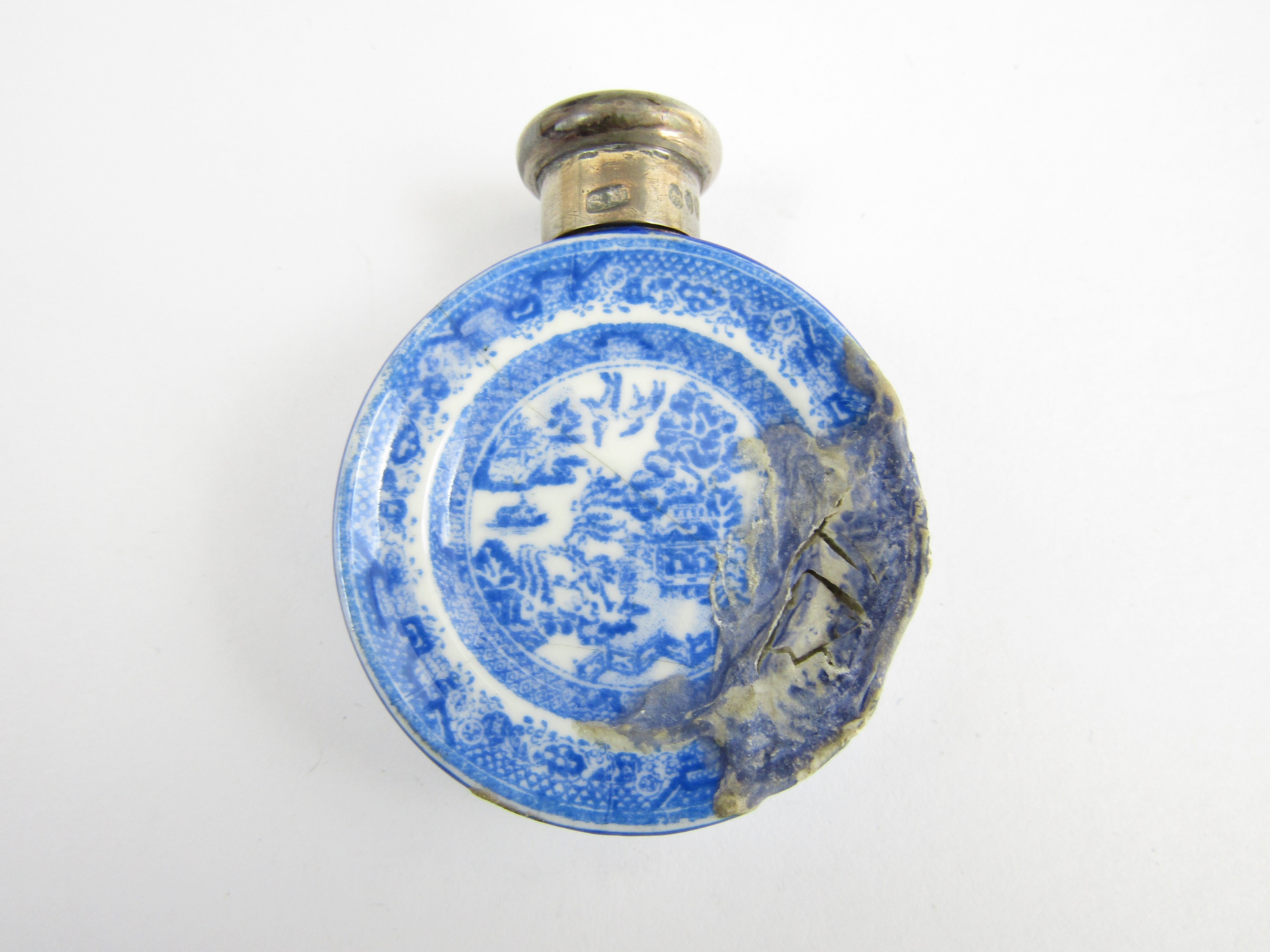 A silver mounted Samson Mordan blue and white transfer-printed earthenware scent bottle (a/f) - Image 2 of 2